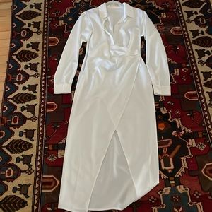 Choosy white satiny long dress with plunging neckline, shirred waist and slit